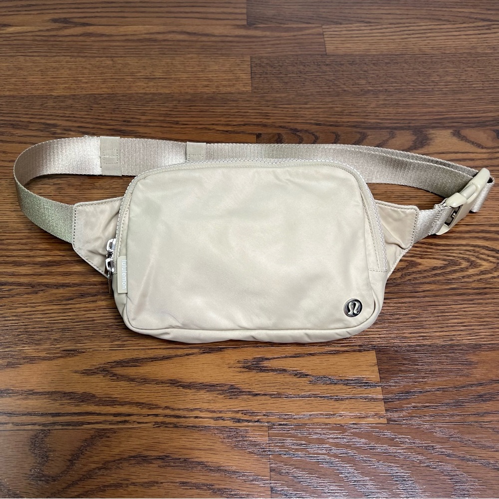 Lululemon Everywhere Belt Bag Large 2L in Cream/Beige with Silver Logo